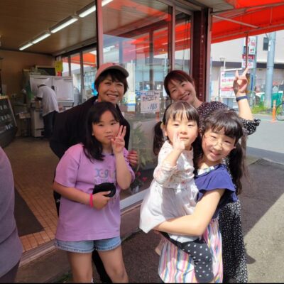 香川駅の駄菓子屋ミニひまわりさんで、ゴミ拾い活動