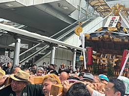 大岡越前祭のビックパレードで神輿を担ぎました。